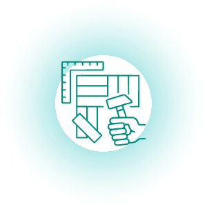 Mano sosteniendo un martillo y sobre trozos de maderas, simbolizando trabajo manual.