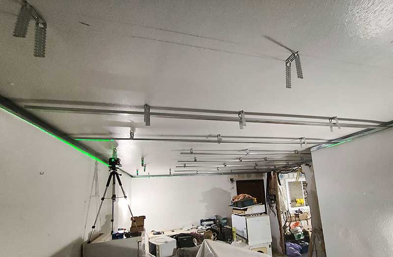 GS-Serveis Trabajo instalación pladur Una habitación con estructuras en el techo para el montaje de pladur.