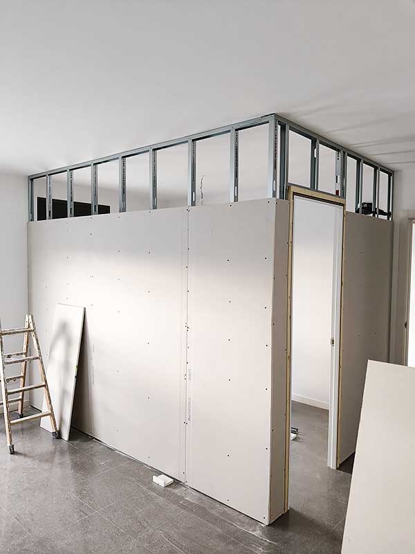 GS Serveis instalación pladur Espacio interior con la estructura divisoria de unos paneles de pladur.